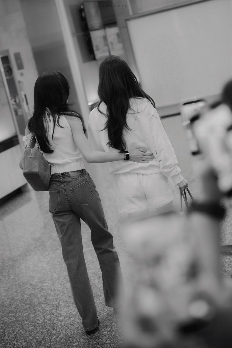 im_sunnieee's tweet photo. I really love it when P’Na puts her hand on Miu’s waist 🥺 It’s so cute and warm, and somehow it just makes me feel safe. I don’t know, I just really love moments like this so much.

#LenaMiu #ลีน่าหมิว https://t.co/YQEa3YZS4i