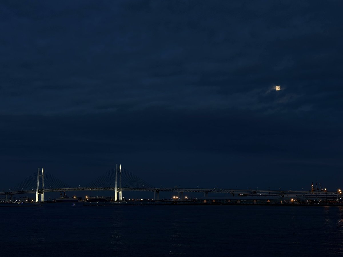 osanbashi_yok's tweet photo. 本日は十五夜🌕🎑
曇り���の隙間から月が姿を見せてくれました🌝
#大さん橋 #十五夜 https://t.co/BlHs3FsqRF