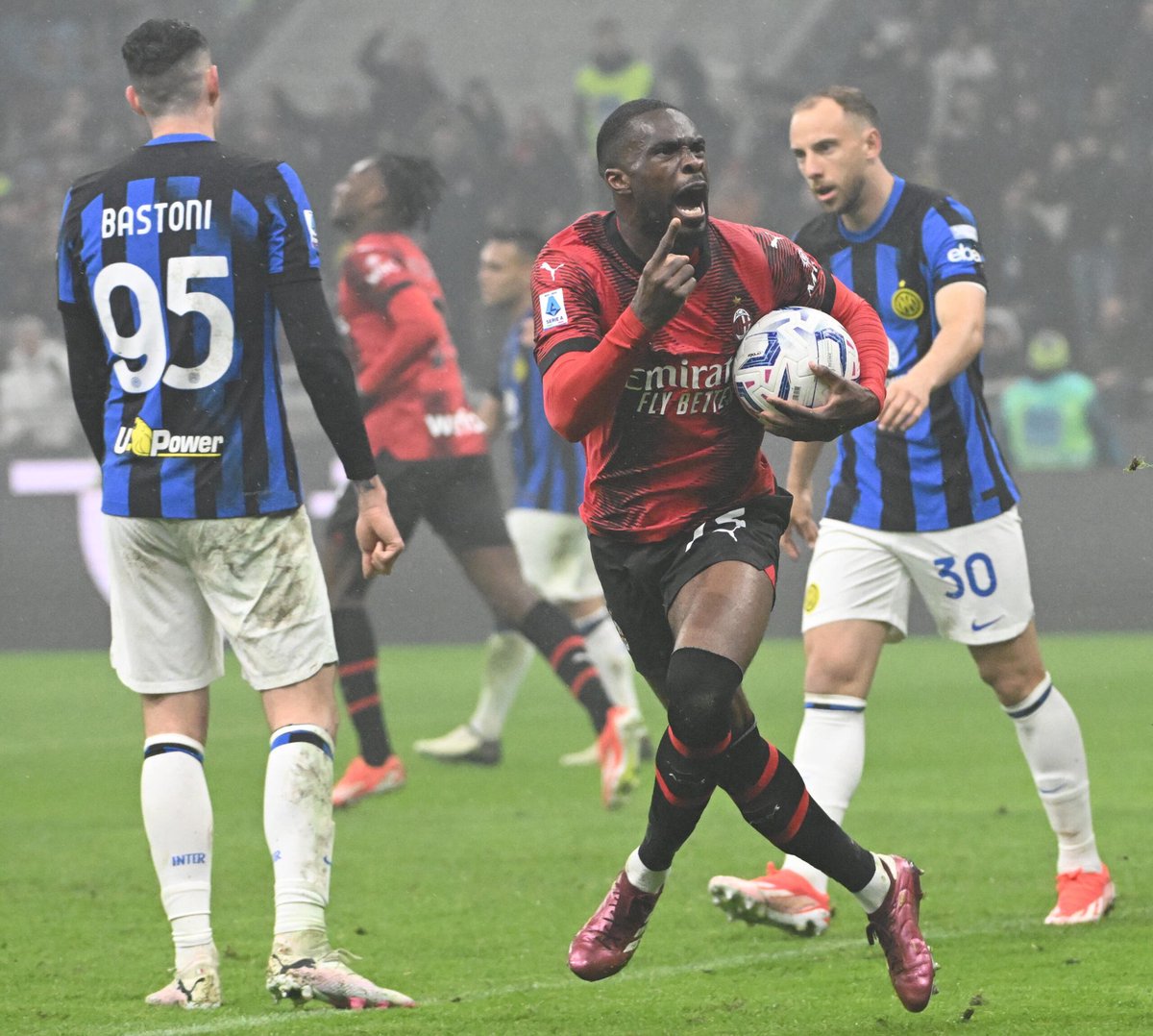 Denzeldownfries's tweet photo. Non c'era assolutamente alcuna ragione per cui Fikayo Tomori dovesse esultare come un matto per quel gol 😩😭 https://t.co/hgWOGDoPuD