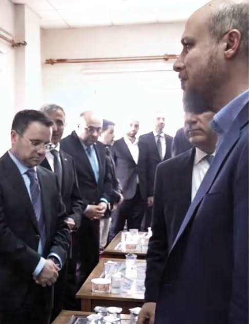 nursi_soko's tweet photo. AKP lilerin adamları. Sarayda yaşayanların önünde el pençe divan duruyorlar. Onlar,onların yanında üstün kişiler olduğu halde.Bu Bilalda kim? El pençe duracak insanlara fıçıda biriken mal ve mülkleri verdi.Bu fıçıdaki paralar kimin? Tabiiki halkın! https://t.co/ACP8e08eDh