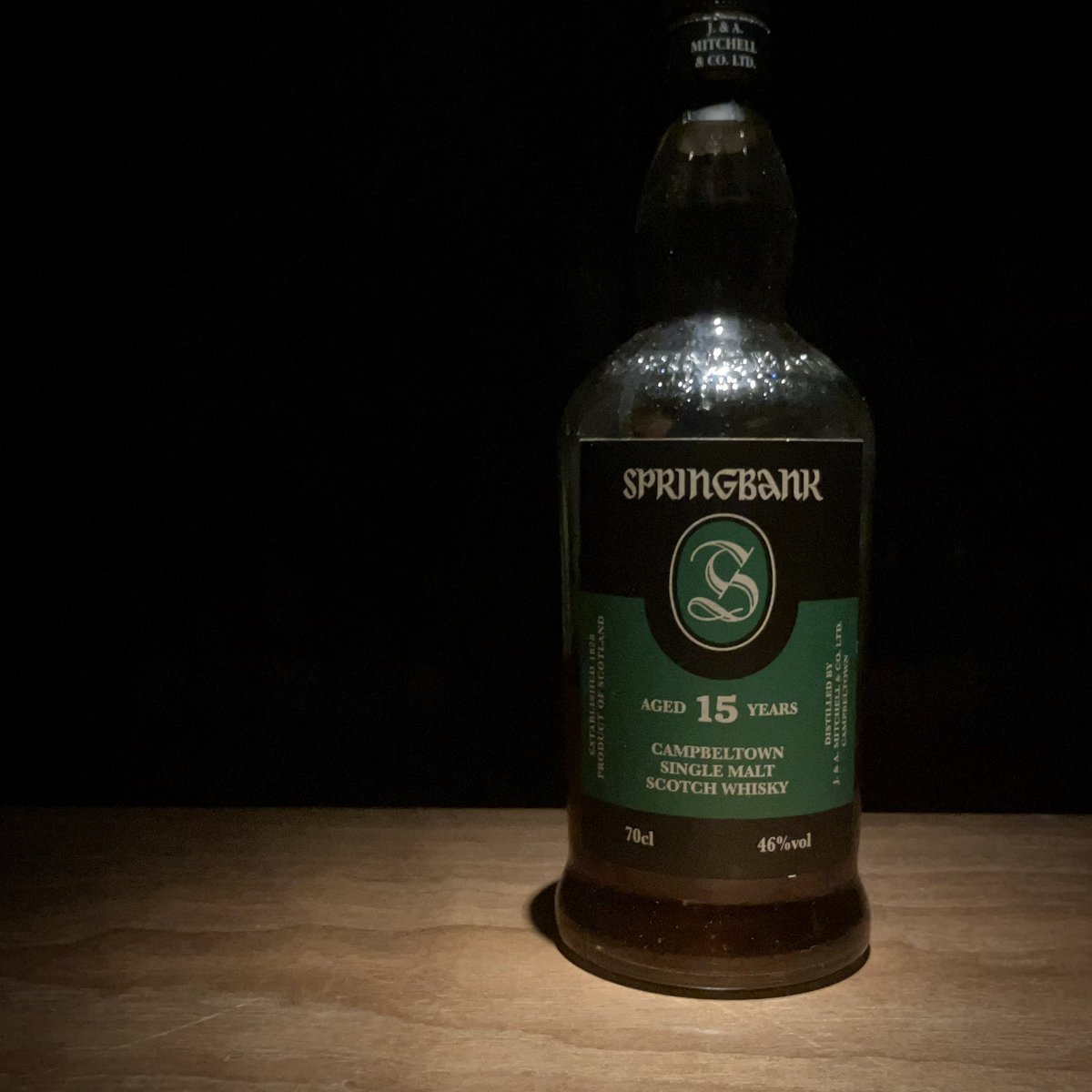 SociusBar's tweet photo. スプリングバンク15年
46％

香りはシェリー樽熟成ならではのダークチョコレートを中心にブラウンシュガー、フルーツケーキ、トフィー、アーモンドが次々に現れます。 味はレーズン、イチジク、マジパン、クリームの味わいに塩バニラが絶妙調和します。 余韻にブラジルナッツ、オールドレザー https://t.co/BTdi98sKp4