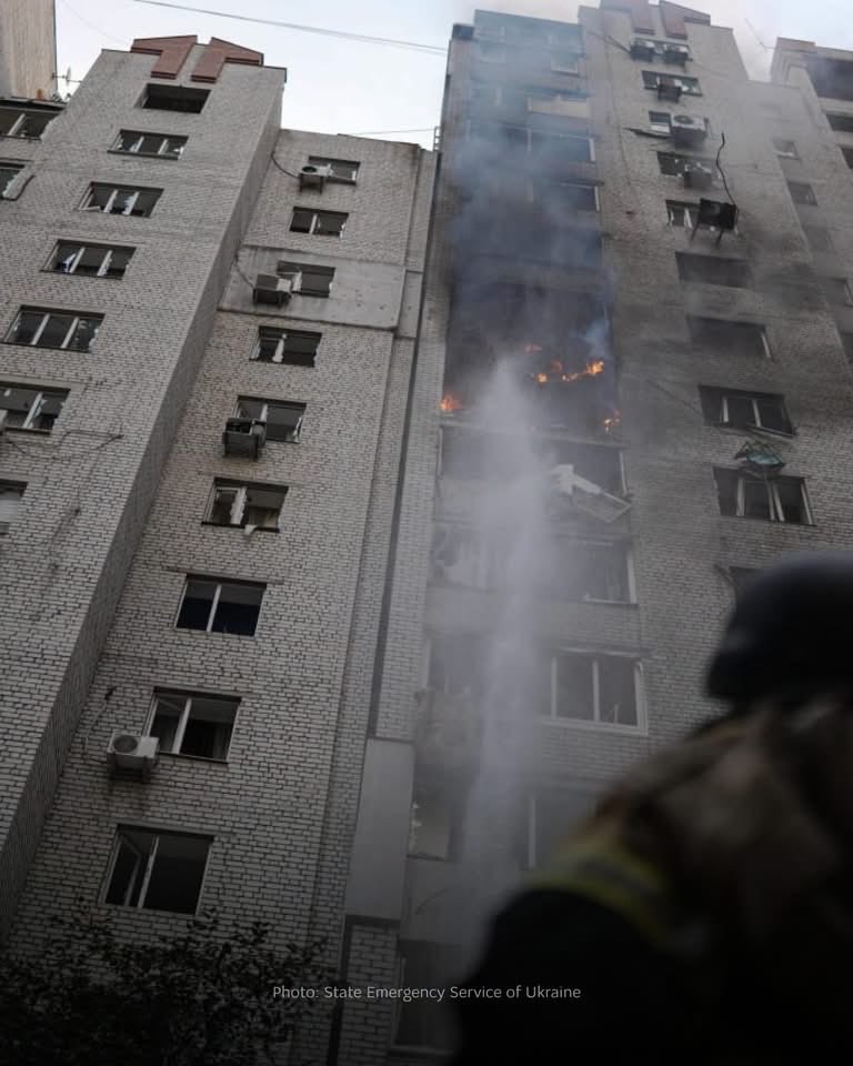 UKRinPL's tweet photo. Przed nadejściem zimy Rosja nasila ataki na ukraińskie miasta i ludność cywilną. Dlatego musi wzrosnąć również presja międzynarodowa. Surowsze sankcje i dalsze wsparcie dla obrony Ukrainy są niezbędne, by chronić życie ludzi i skłonić Rosję do zakończenia wojny. https://t.co/TPIajDmRTl