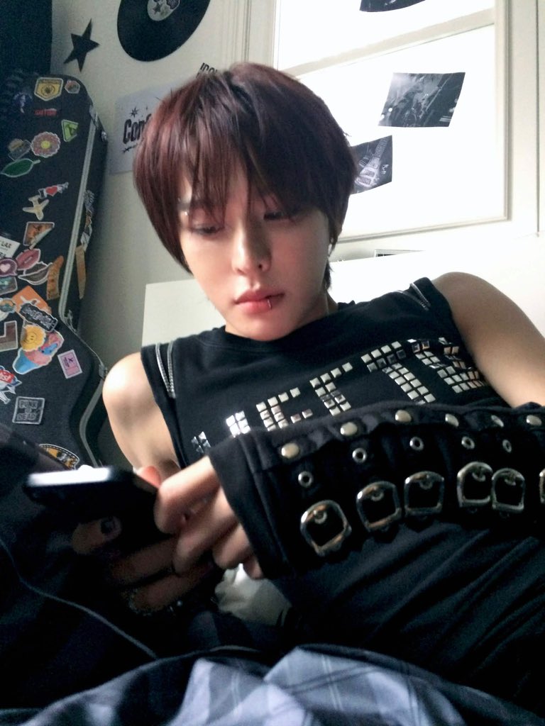 ryiuhp's tweet photo. 진짜 미칠거같음....... 왜락스타사랑하면안되는건데 https://t.co/3K7noRuTWy