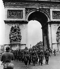 XoXveek's tweet photo. @JohnWillia96396 @TheRealJamieKay Even if its filled with 3rd world savages Paris is like walking in a museum u can't tell me you went to the arc de triomphe and was like its just an arch. https://t.co/flMasTwQ5r