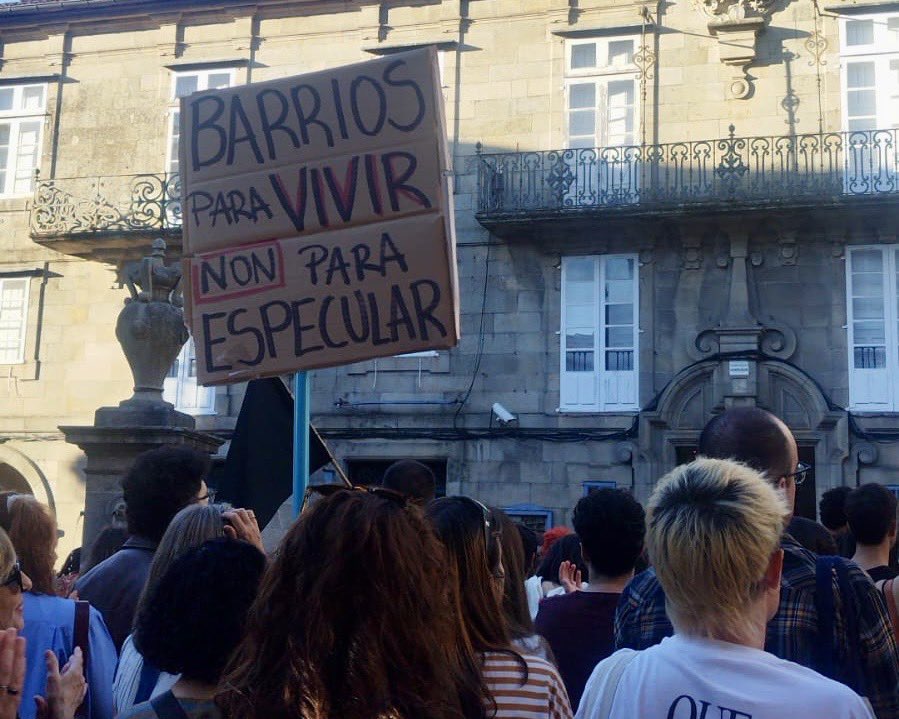 anaponton's tweet photo. Miles de galegxs encheron as rúas en defensa de todas as Maricarmen, porque a vida das persoas está por riba dos que especulan coa vivenda.

Fronte ao PP dos áticos millonarios, o que boicotea as zonas tensionadas, imos seguir loitando polo dereito a unha vivenda digna. https://t.co/SHdOwMRwsU
