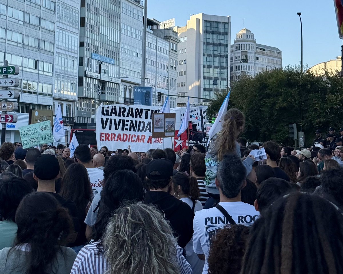 anaponton's tweet photo. Miles de galegxs encheron as rúas en defensa de todas as Maricarmen, porque a vida das persoas está por riba dos que especulan coa vivenda.

Fronte ao PP dos áticos millonarios, o que boicotea as zonas tensionadas, imos seguir loitando polo dereito a unha vivenda digna. https://t.co/SHdOwMRwsU