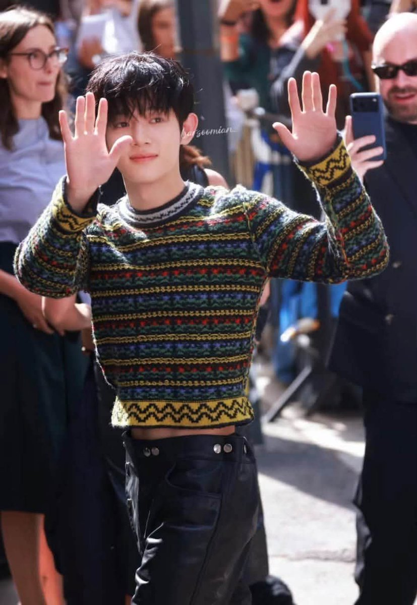 sik_syu's tweet photo. That little smile is so beautiful and adorable. I hope Park Siwoo will always have reasons to smile like this, and that his beautiful smile will stay with him wherever he goes.

PARK SIWOO AT MARNI MFWSS27
#PARKSIWOOxMARNI
#PARKSIWOOxMARNIFWSS27
#PARKSIWOO #박시우 https://t.co/Tqp8CZL44S