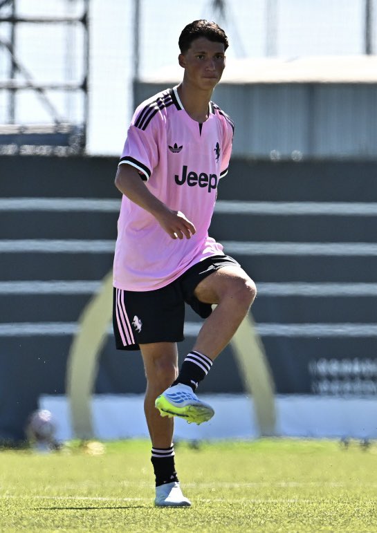 LineaJuve24's tweet photo. 🆕🍀Volti nuovi nella #Juventus Primavera, in campo in questo momento con l’Al Ain in amichevole: difesa scuola U18 con #Osakue e #Rocchetti centrali, con a sinistra #Carfora⚪️⚫️
In mediana c’è #Brancato, con la maglia numero 10, mentre sulla trequarti c’è #Basile💫 https://t.co/qe7YJF5S5D