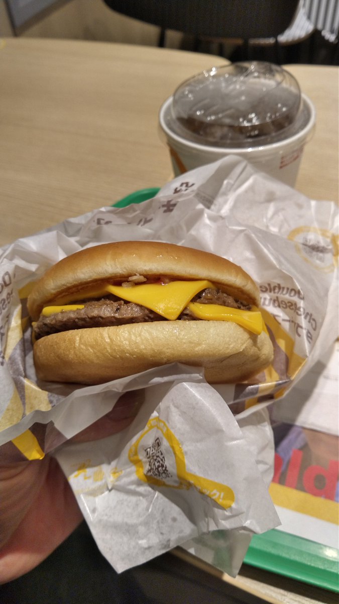 army0511's tweet photo. やっとハーレーでマックに食べに行けた！
オトナはサイコー！！
#もう一度ダブチ https://t.co/UJAvGu4Q9y