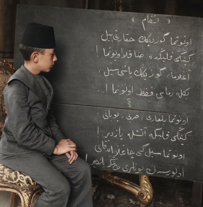 mehmet_dilbaz's tweet photo. Sultan II. Abdülhamid’in en küçük oğlu Şehzade Mehmed Abid Efendi'nin kara tahtaya yazdığı 'İntikam' isimli şiir:    

"Unutma, gördüğün hakareti bil; Kinini kalbinde sakla, uyutma. 

Ağlama, gözünün yaşını sil; Bekle zamanını, fakat unutma.    

Unutma Bulgar'ı, Sırp'ı, Yunan'ı; Kinini kalbine ateşle yazdır. 

Unutma sel gibi çağlayan kanı; Ölürsen bunları taşına yazdır."  

Okullarda her Türk evladına ezberletilmesi gereken bir şiir.

#kaybolantarihinpeşinde

#AnavatanRumeli