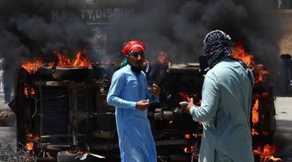 Hijab29392's tweet photo. 2006 میں تھائی لینڈ کے سب سے بڑا میڈیا ٹائیکون، کھرب پتی کاروباری  شخصیت سنڈھی لیمتھونگ کُل (Sondhi Limthongkul) نے اپنے مفادات کے لیےحکومت کو بلیک میل کرنا شروع کیا ۔ یہ مخاصمت اتنی بڑھی کہ وزیراعظم تھاکسن شیناواترا کے ساتھ اس کا سیاسی تنازع پیدا ہو گیا۔
سنڈھی نے (PAD) پیپلز الائنس فار ڈیموکریسی نامی پریشر گروہ بنا لیا انھیں ییلو شرٹس کہا جا��ا تھا اور یہ سنڈھی کے جانثاران تھے 

سنڈھی وہ شخص تھاجس کےاخبارات اور ٹی وی چینلز تھائی لینڈ کے اقتدار کے ایوانوں میں زلزلے لے آتے تھے،سنڈھی کا الزام تھا کہ وزیراعظم کرپشن کر رہے ہیں جبکہ وزیراعظم کا ماننا تھا کہ یہ میڈیا کنگ اپنی کاروباری ڈیلز نہ ہونے پر بلیک میلنگ کر رہا ہے۔
سنڈھی نے وزیراعظم کو کرسی سے اتارنے کےلیے کمر کس لی 
 اس ذاتی اور سیاسی جنگ نے پورے ملک کو اپنی لپیٹ میں لے لیا۔ سنڈھی لیمتھونگ کُل نے اپنے میڈیا ہاوسز کا استعمال ریاست اور حکومت دونوں کے خلاف شروع کر دیا ،
سنڈھی کے جانثاران پر مشتمل "یلو شرٹس" نامی سرکش جتھہ سنڈھی کے حکم پر  دارالحکومت بنک��ک کو جب چاہتا مفلوج کر دیتا اور دارالحکومت کی سکیورٹی پر معمور پولیس پر حملے کرتا۔مقصد صرف ایک، سنڈھی کی خواہش پر حکومت کا خاتمہ!
 سال 2006 سے لےکر 2014 تک، پورے8سال تھائی لینڈ کی سڑکیں سنڈھی کےدھرنوں کا تماشہ بنی رہی۔ یہ جتھے جب چاہتے، بنکاک پر چڑھائی کرتے سڑکوں پر نکلتے، ایوانِ صدر کا گھیراؤ کرتے اور پورے ملک کی معیشت کو مفلوج کر دیتے۔ بنکاک کی سیاحت دم توڑ رہی تھی

پ��ر وہ وقت آیا جب حکومت کے صبر کا پیمانہ لبریز ہوا جسے دنیا "بینکاک شٹ ڈاؤن" کے نام سے یاد کرتی ہے۔جنوری 2014 مظاہرین نے دارالحکومت پر چڑھائی کر دی۔
ریاست نے اپنی رِٹ قائم کرنے کےلیے10,000 پولیس اہلکار اور 8,000 فوجی جوان سڑکوں پر اتار دیے۔پولیس نے روایتی لاٹھی چارج کے بجائے مظاہرین کے بڑےبڑے اجتماعات کو گھیراؤ (Cordon off) کرکے چھوٹے چھوٹے حصوں میں تقسیم کر دیا۔
اس کے بعدجو ہوا، وہ  سبق ہے پولیس نے دھرنا گاہوں کی لائف لائن کاٹ دی۔ مظاہرین تک پہنچنے والے نئے لاجسٹکس، ساؤنڈ سسٹم،اور خوراک کی سپلائی لائنز کو مکمل طور پر بلاک کر دیا،
 دھرنوں میں کچھ ایسے پرتشدد عناصر بھی شامل تھ��جو سائلنسر لگے پستولوں اور دستی بموں سے سیکیورٹی فورسز پر حملےکر رہے تھے۔ یہ وہ شرپسند تھے جنہیں تھائی لینڈ میں"مین ان بلیک" (Men in Black)کہاجاتا تھا۔ تھائی پولیس نے ان کا ہائی ڈیفینیشن کیمروں کے زریعے سراغ لگایا  انہیں دھرناگاہوں سے اٹھا کر غائب کر دیا۔اج تک ان کی کسی کو ��بر نہیں 
 اس کے بعد دارالحکومت کو یرغمال بنانے والے سنڈھی کے ساتھ جو ریاست نے کیا وہ باعث عبرت ہے
 ریاست نے سُنڈھی کا پورا میڈیا ایمپائر زمین بوس کر دیا.حکومت نے اس کے خلاف ایسے کاروباری اور مالیاتی فراڈ کے پرانے کیسز کھولے کہ اسے دھرنوں کی قیادت کرنےکے جرم کے ساتھ ساتھ کارپوریٹ دستاویزات میں ہیر پھیر پر عدالت سے20 سال سے زائد کی قیدِ باجماعت کی سزا سنا کر جیل بھیج دیا گیا اور اس کا نام بلیک لسٹ کر دیا گیا

اس کے تمام ساتھیوں کے پاسپورٹ منسوخ کر دئیے
اور جو فرار ہوے تھے وہ راتوں رات اپنے ہی ملک کے پاسپورٹ سے محروم ہو کر دنیا بھر میں دربدر ہو گئے
ریاست یہیں نہیں رکی۔ سپریم کورٹ کے حکم   اثاثے منجمند اور بینک اکاؤنٹس مستقل طور پر ضبط کر لیے گئے۔ان کے خاندانی کاروباروں پر ٹیکسوں اور معاشی بے ضابطگیوں کے اتنے بھاری مقدمات قائم کیے گئے کہ ان کا پورا کاروباری نیٹ ورک مفلوج ہو کر رہ گیا۔
 ملکی معیشت کو نقصان پہنچانے کے جرم میں یلو شرٹس کے 13 بڑے رہنماؤں پر 17 ملین ڈالر (اربوں روپے) کا ذاتی جرمانہ عائد کیا گیا اور حکم دیا گیا کہ ان کی ذاتی جائیدادیں نیلام کر کے یہ نقصان پورا کیا جائے۔
 اس کے ساتھ ہی ریاست نے تنازعے کی دوسری فریق پارٹی کو بھی گھر بھیج دیا 
وہ دن اور اج کا دن بینکاک پر دوبارہ حملے یا اسے یرغمال بنانے اس کی سڑک چوک چوراہے بند کرنے کی جرت کسی گروہ جماعت یا پارٹی کو نہیں ہوئی

ہمارے ہاں کیا ہوتا ہے؟ یہاں اسلام آباد پر چڑھائی ہوتی ہے، اربوں کا نقصان ہوتا ہے، پبلک پراپرٹی جلائی جاتی ہے، اور دھرنا ختم ہونے کے بعد وہی لیڈر اسمبلیوں میں بیٹھ کر اگلی چڑھائی کی پلاننگ شروع کر دیتے ہیں۔ نہ کسی کا پاسپورٹ منسوخ ہوتا ہے، نہ کسی کے بینک اکاؤنٹس منجمد ہوتے ہیں، اور ن�� ہی قومی نقصان ان دھرنے بازوں کی ذاتی جائیدادیں نیلام کر کے پورا کیا جاتا ہے۔ریاستیں مصلحتوں سے نہیں چلتیں ، اگر اسلام آباد کو دنیا کے سامنے تماشہ بننےسے روکنا ہے،تو ہمیں بھی تھائی لینڈ کی طرح قانون کی بالادستی قائم کرنی ہوگی۔ ہمیں بھی یہ اصول طے کرنا ہوگا کہ جو دارالحکومت کا پہیہ جام کرے گا، ریاست اس کی سیاست اور کاروبار کا پہیہ ہمیشہ کے لیے جام کر دے گی۔
حجاب رندھاوا