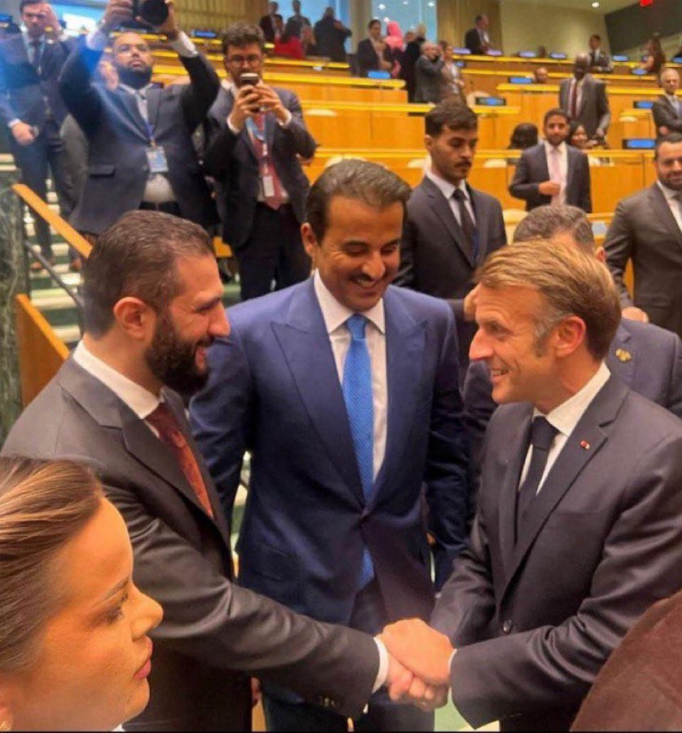 AlexandreRifai's tweet photo. Joulani applaudi, Netanyahu boycotté : le drôle de monde de l’ONU

Nous vivons dans un drôle de monde.

Un ancien djihadiste d’Al-Qaïda — organisation qui a commis les attentats du 11 Septembre —, qui jurait jadis par la mort de l’Amérique et de l’Occident, dont le parcours est lié à des années de djihadisme en Irak et en Syrie, et dont les milices sont aujourd’hui accusées de massacres contre des minorités en Syrie.

Un homme qui laisse scander, dans les rues, les universités et jusque dans les rangs de certaines forces armées, des slogans appelant à la mort des Juifs.

Eh bien, cet homme est accueilli avec les honneurs à l’Assemblée générale de l’ONU. Pas un seul représentant ne quitte ostensiblement la salle lorsqu’il prend la parole.

Et puis vous avez le Premier ministre d’Israël, un pays qui combat des organisations qui revendiquent sa destruction.

On peut critiquer Netanyahu et certaines décisions de son gouvernement. On peut et on doit profondément regretter les milliers de victimes civiles palestiniennes.

Mais Israël a toujours cherché à épargner les civils. Je l’ai vu de mes propres yeux : les prospectus largués sur Gaza demandant aux habitants de se mettre à l’abri et leur indiquant les zones vers lesquelles évacuer.

Et pourtant, le Premier ministre israélien, qu’on partage ou non ses choix politiques, est boycotté par certains de ceux qui applaudissent un ancien djihadiste dont le changement de discours et la rupture idéologique avec son passé restent précisément à démontrer.

Étrange monde.

À mes yeux, nous avons dépassé l’indignation à géométrie variable.

On acclame un homme issu d’une mouvance qui a voulu notre propre mort et l’on conspue celui qui dirige un pays engagé dans une guerre contre des organisations qui veulent sa destruction.

Voilà où nous en sommes.