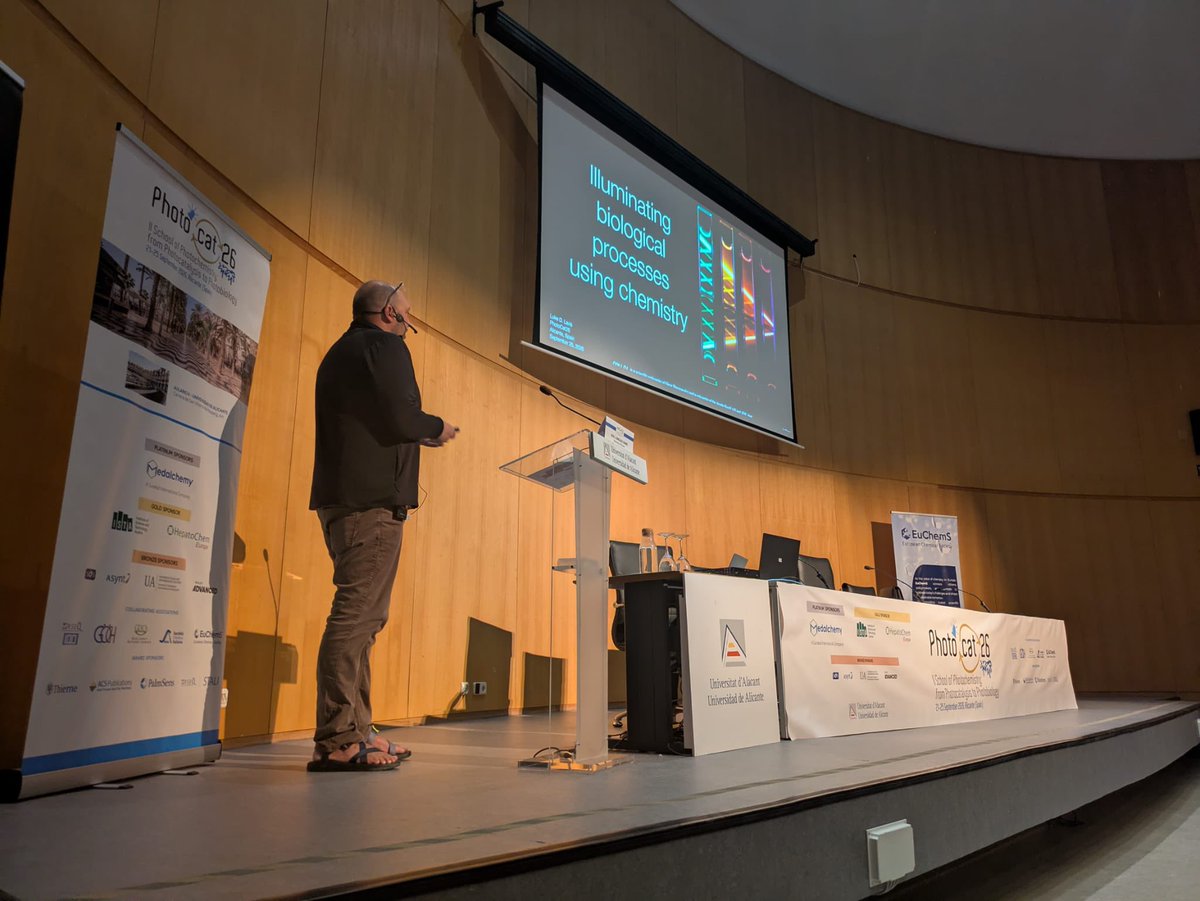 photocat26's tweet photo. 🎤 Our first talk of the day comes from Luke D. Lavis from HHMI Janelia Research Campus, USA! 🇺🇸✨
The floor is yours, Luke! 🙌 Get ready for some amazing science! 🧪🔥
#Photocat2026 https://t.co/0AhkLuxxP8