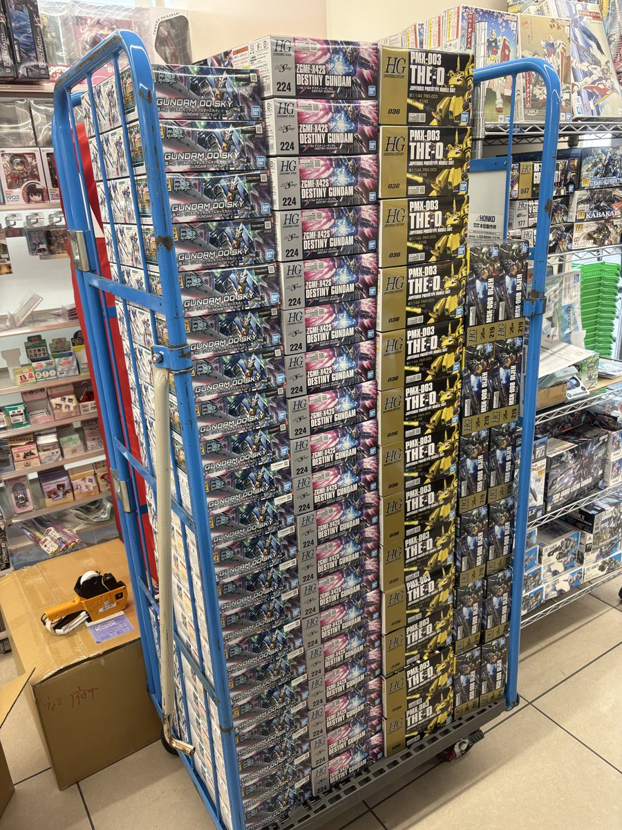 BEST_SHOP_1978's tweet photo. ファミリーマート府中清水ヶ丘二丁目店
　　　　　　　　兼
#ベストショップ府中清水ヶ丘店

なのでこちらのガンプラをご用意致しましたので。
正直、量が多すぎるので出し切れていません。
明日追加で載せます。
こちら欲しい方はお越し下さいませ。
明日、先着順とさせて頂きます。
#ガンプラ https://t.co/yLTK3vQzwa