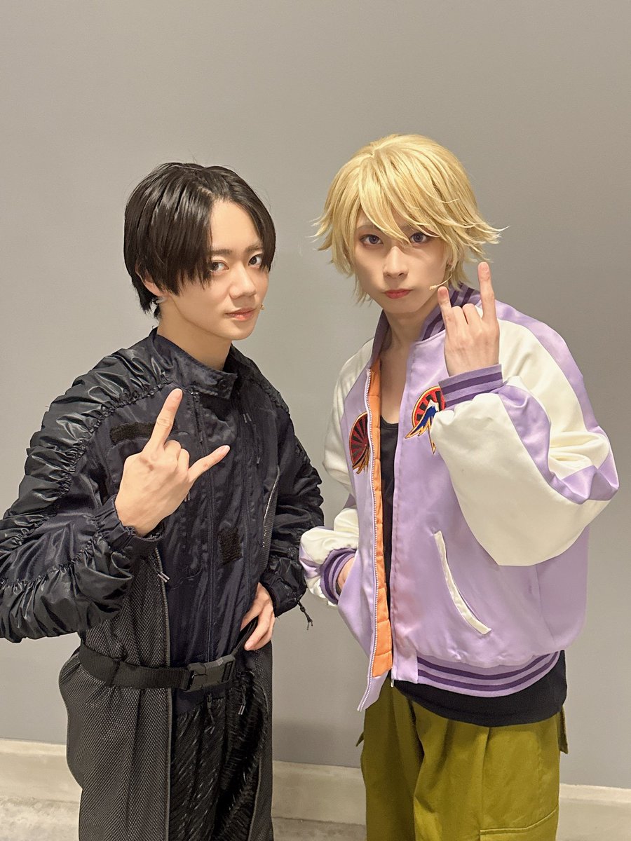 syumitaisetu's tweet photo. 「TIGER &amp; BUNNY」THE STAGE
本日もありがとうございました！

イワン・カレリン/折紙サイクロン役の悠雅君と📸
お顔が本当に綺麗で、見惚れてしまいます…✨️
稽古期間からたくさんお話して頂いてます🙏

明日もよろしくお願いします!!
#タイバニ #tigerbunny #舞台タイバニ https://t.co/jZ4VRVHRd8