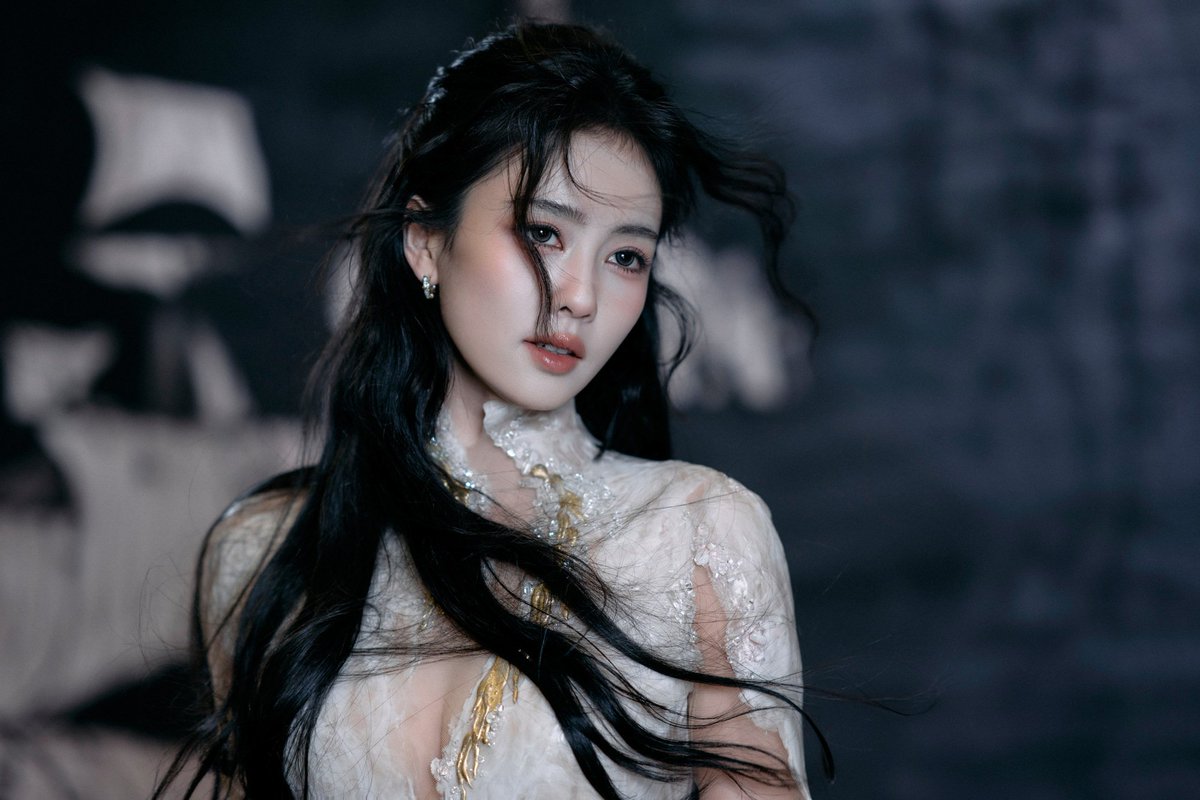 bailuniverse's tweet photo. 📸 一 (1/5) | bailu’s first look for #BAZAARGALA2026… OH SHE CAME TO SERVE. GAGGED!!! SHE LOOKS INSANELY GOOD

#BaiLuxBAZAARGALA2026 https://t.co/eqyLQrdW7H