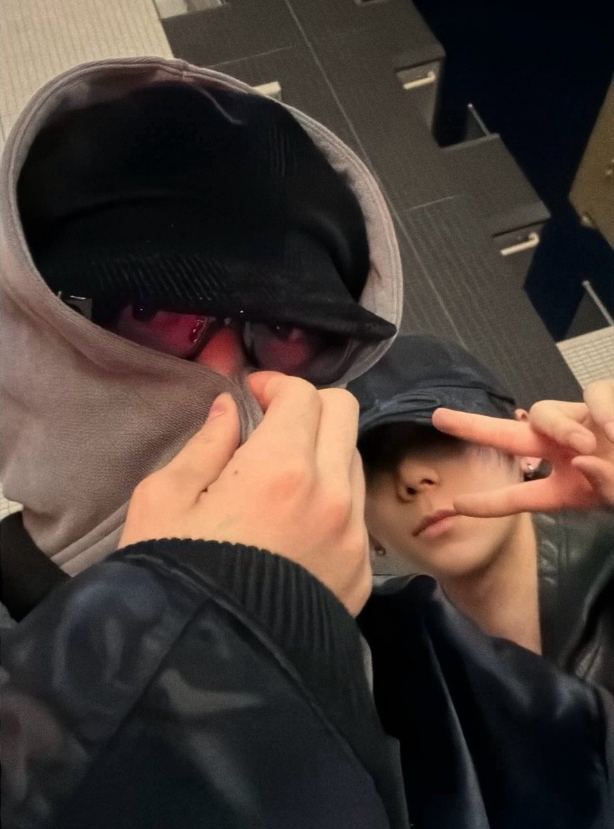 1028pics's tweet photo. 260925 #CHIHEN weverse update 

happy birthday, hani hyung! 
i hope you had a wonderful day
it feels  like your muscles are catching up to me soon~

HAPPY HANMAZING BIRTHDAY 🎂
#AChapterCalledParkHan
#대박한생일 #박한 @AHOF_official 
#CHIHEN #즈언 #簡志恩 https://t.co/LyyXAAvrzo
