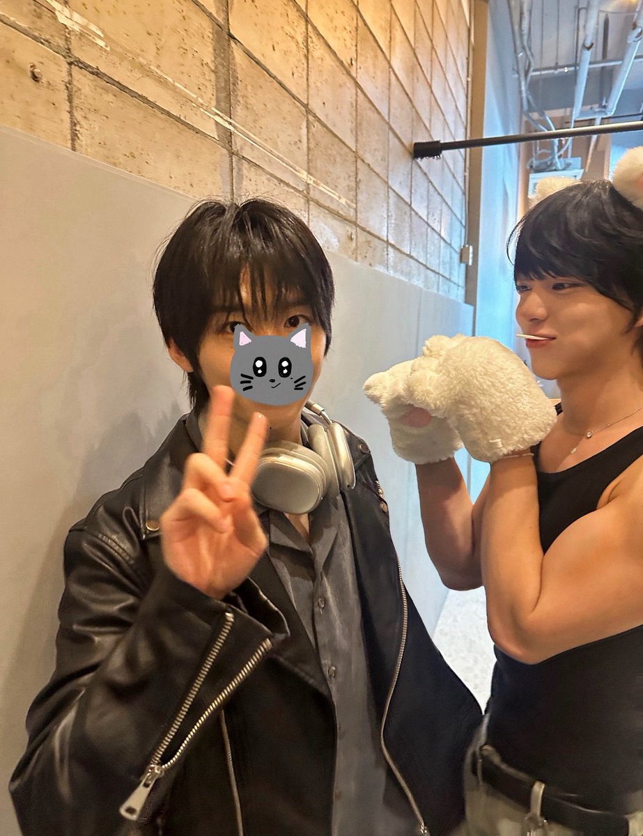 1028pics's tweet photo. 260925 #CHIHEN weverse update 

happy birthday, hani hyung! 
i hope you had a wonderful day
it feels  like your muscles are catching up to me soon~

HAPPY HANMAZING BIRTHDAY 🎂
#AChapterCalledParkHan
#대박한생일 #박한 @AHOF_official 
#CHIHEN #즈언 #簡志恩 https://t.co/LyyXAAvrzo