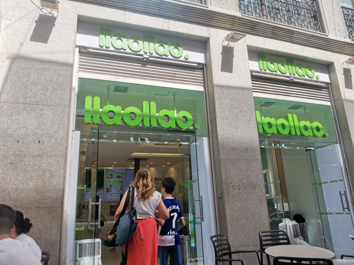 SeemaPlumpbs's tweet photo. Hoy exploré el centro histórico de Madrid, probé churros con chocolate nuevos y caminé 10 km por la ciudad . https://t.co/kJdHMXssJU