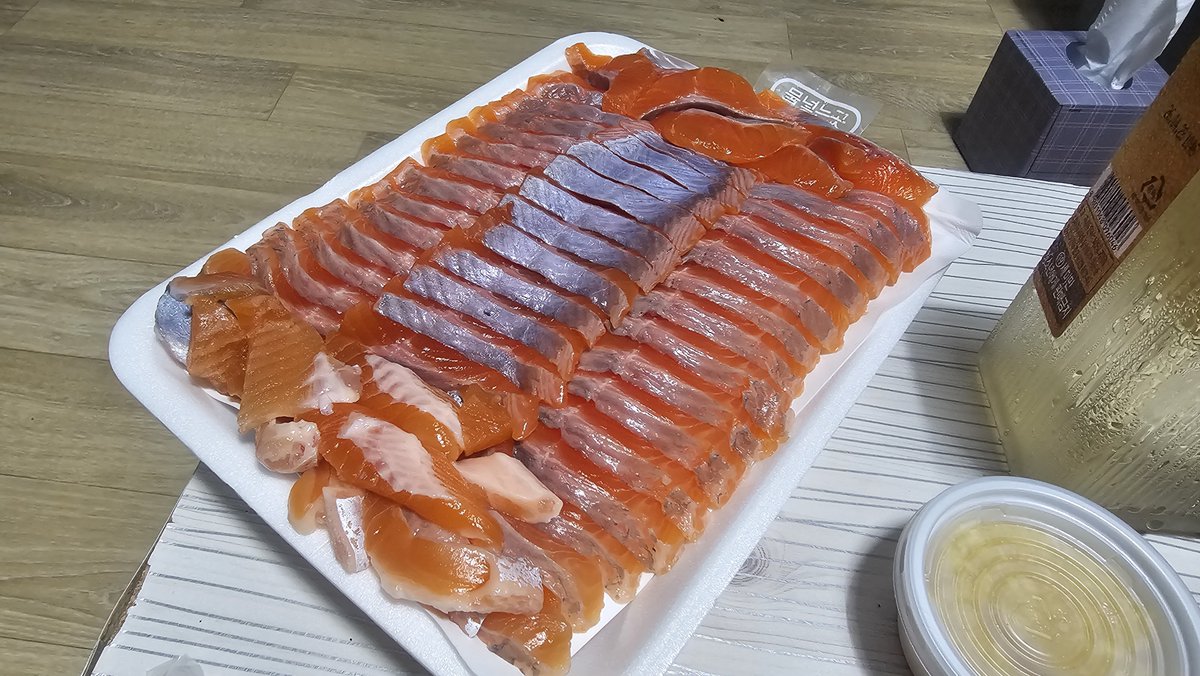0ahri_0's tweet photo. 송어회도 시키고

동태전 굽다가 남은 튀김가루랑 계란물 남아서 엄마 냉동실에 있는 건보리새우(볶아서), 오징어 조각 섞어서 해물파전 만듦. https://t.co/Jll22klv43