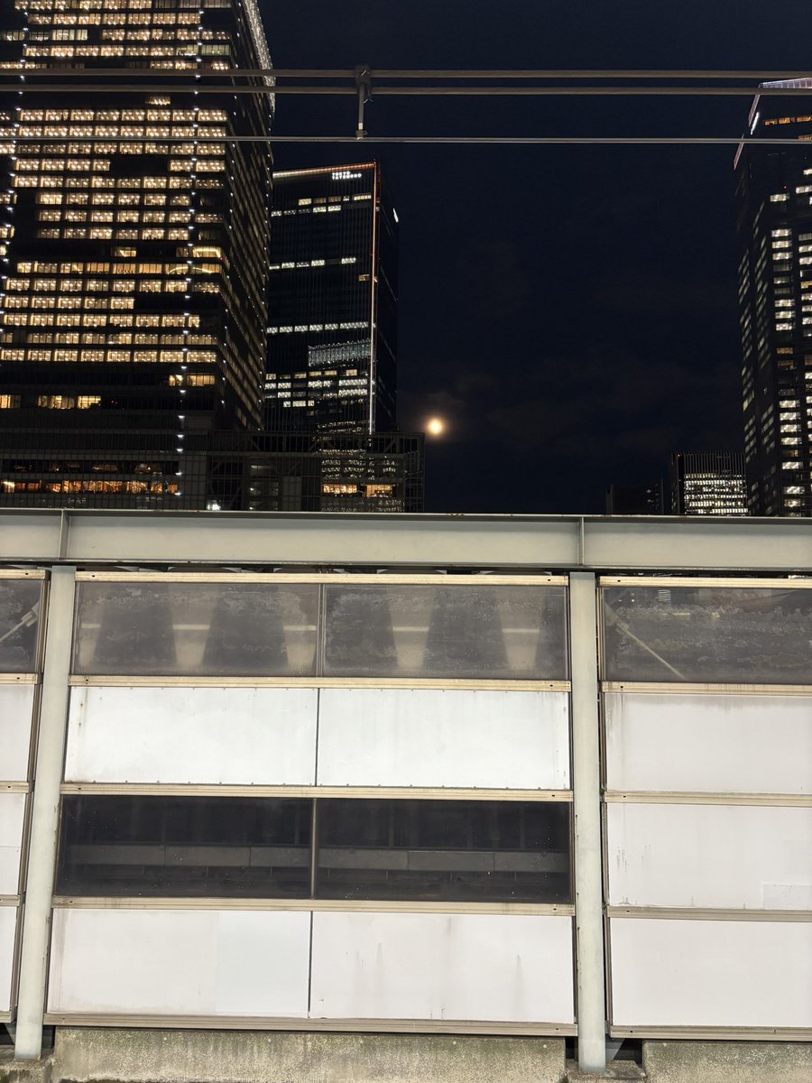GlitterGlamMap's tweet photo. 電車待ちしてて
電車がホームに
滑り込む直前に気づいた

ので、画角も何もなく
「電車に遮られLuna〜」の
取り急ぎ感あるけど
どうやら満月2日前のお月さん🌕

今年は
見られるとは思ってなかった
中秋の名月🎑 https://t.co/HRLC3580PV