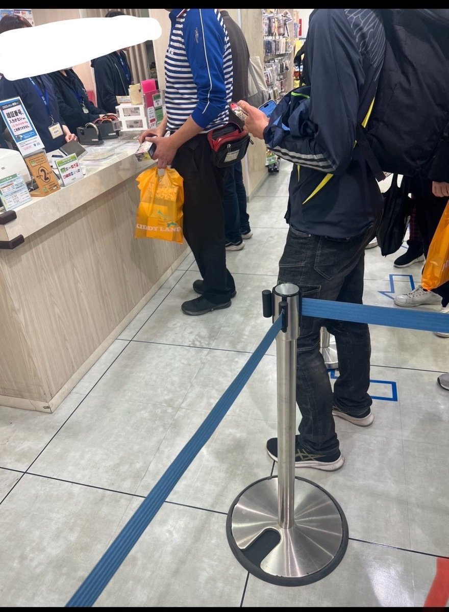 shikatoreca's tweet photo. 佐川さんは業務中に
トレカループ購入をする配達員を教育されているのでしょうか？？？

流石に一枚上に羽織るなどした方がいいんじゃないでしょうか…？👀

業務中のコンビニやスーパーなどの利用ならわかるのですが、、、
手にはループ戦利品を詰め込んだ袋を持って…よくもまぁ堂々とできるものです。

これは社内のルールを見直された方がよろしいのかと思います…

そもそもループ公認のお店ってなんなんだよ…
ポケカメガドリームにドラゴンボール…
ただでさえ買えないのにさあ