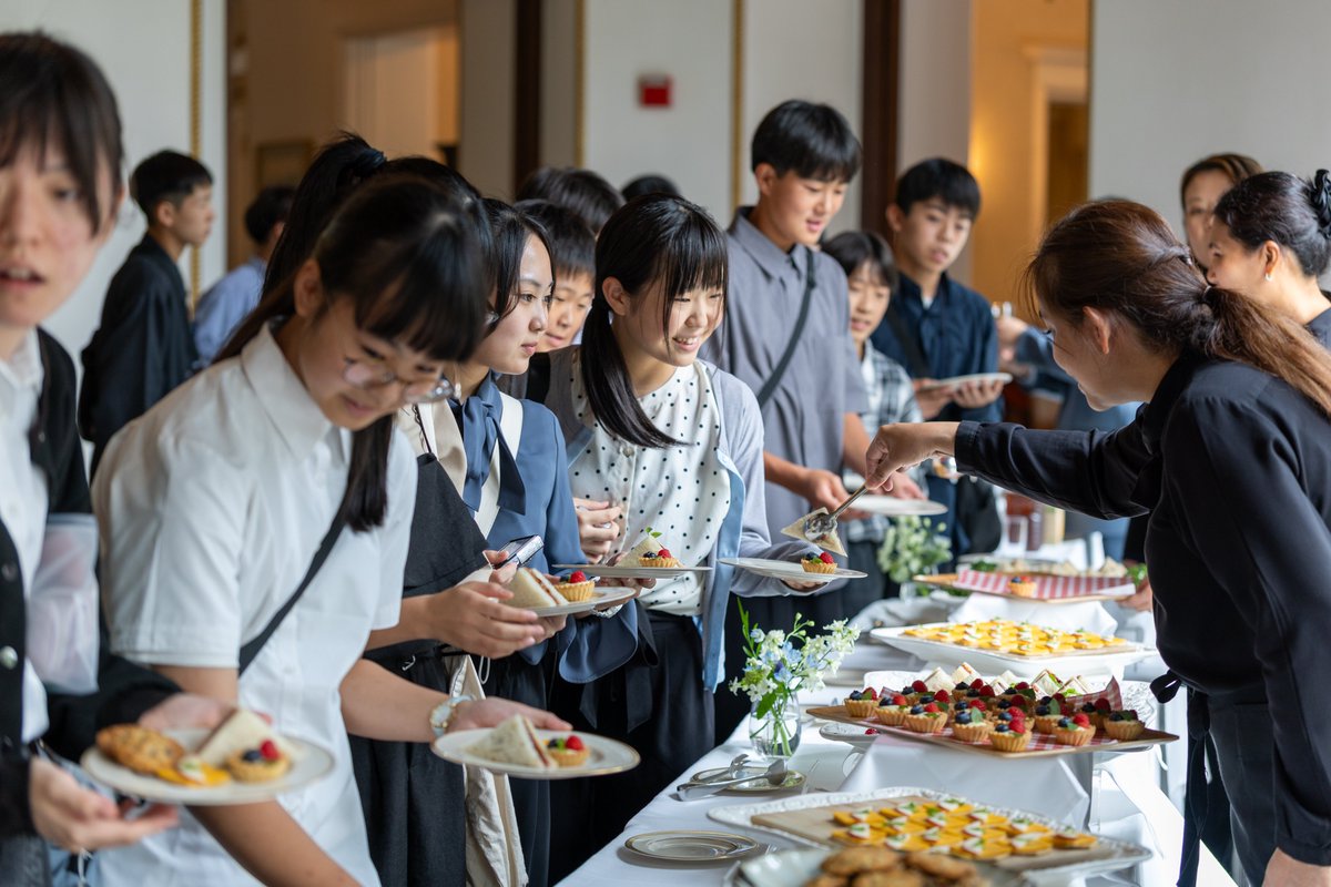 usembassytokyo's tweet photo. 2011年の東日本大震災による津波で、八戸市の鳥居の笠木がオレゴン州の海岸に流れ着きました。ポートランドの人々がその笠木を故郷へ返す手助けをしたことがきっかけとなり、両地域の間には末永い絆が育まれました。そして今日、メアリー・グラス大使夫人とアーロン・スナイプ首席公使は、オレゴン州とワシントン州での1週間にわ���る交流プログラムに参加する八戸市の中学生25名をマッカーサー・ハウスに迎えました。若き日本の親善大使、そしてこれからの日米パートナーシップを担う皆さん、どうぞ気をつけて行ってらっしゃい！