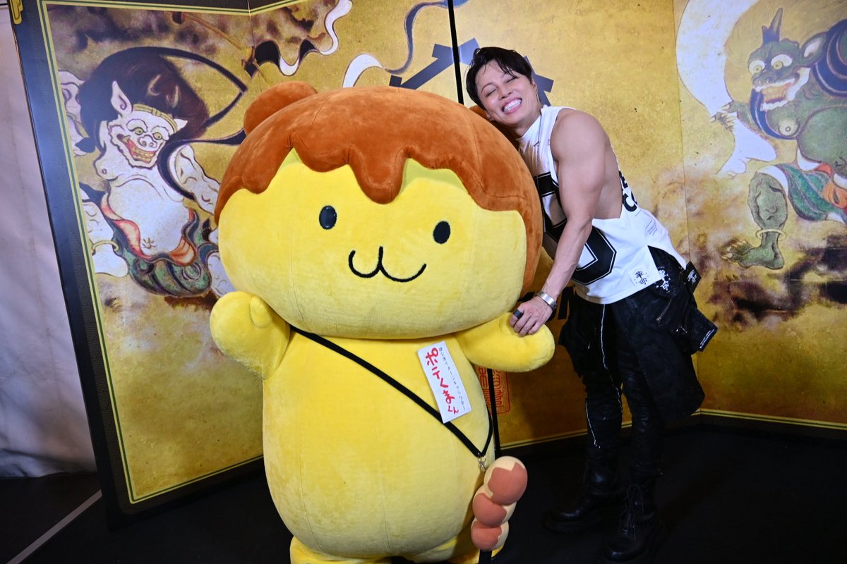 potekuma_kun_'s tweet photo. 見て!このマッチョな二人を💪🏻（お前は違うがな） #西川貴教 さんはステージが終わってからしかも3日間のフェスでお疲れにもかかわらずキャラさん一人ひとりと記念撮影のサプライズをしてくれたのです…あなたは神さまなのですか?ということで一生ついていきます✨🙏🏻
 #フェストイナズマ #一生の思い出 https://t.co/61eMAIXPNB