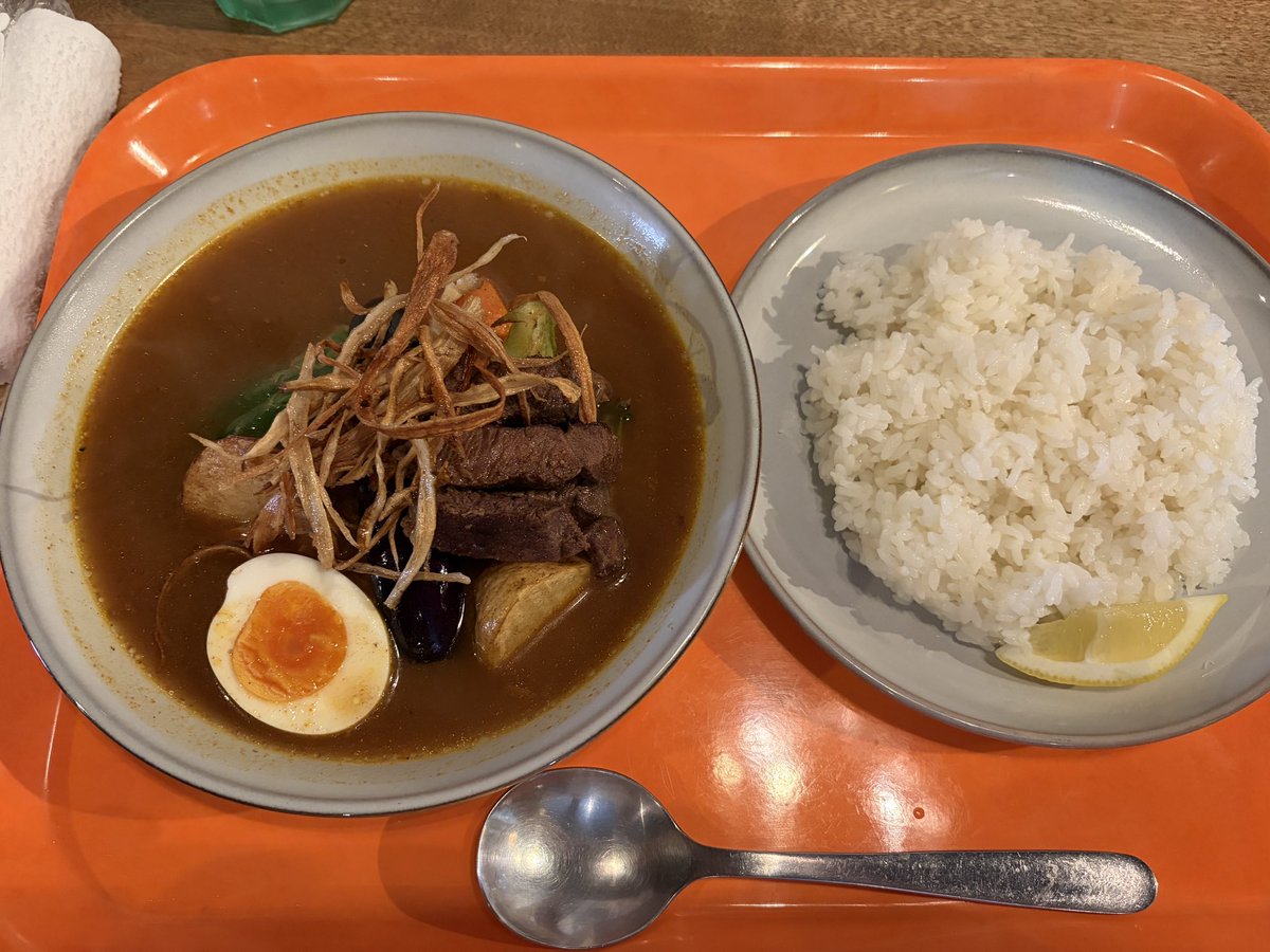 subaruru_dq10's tweet photo. 北海道のご飯で感動した物

浦河のかど天のかつ飯　めっちゃアッサリでペロリ

新冠のベンチタイム　焼きカレー
チーズと卵が入

静内のスパイスタイガー　エゾ鹿のスープカレー　鹿肉がアッサリで驚き

新冠の寳龍ラーメン　行者ニンニクラーメン　思った程ニンニク味は無く美味しい https://t.co/SsI6lgdorH