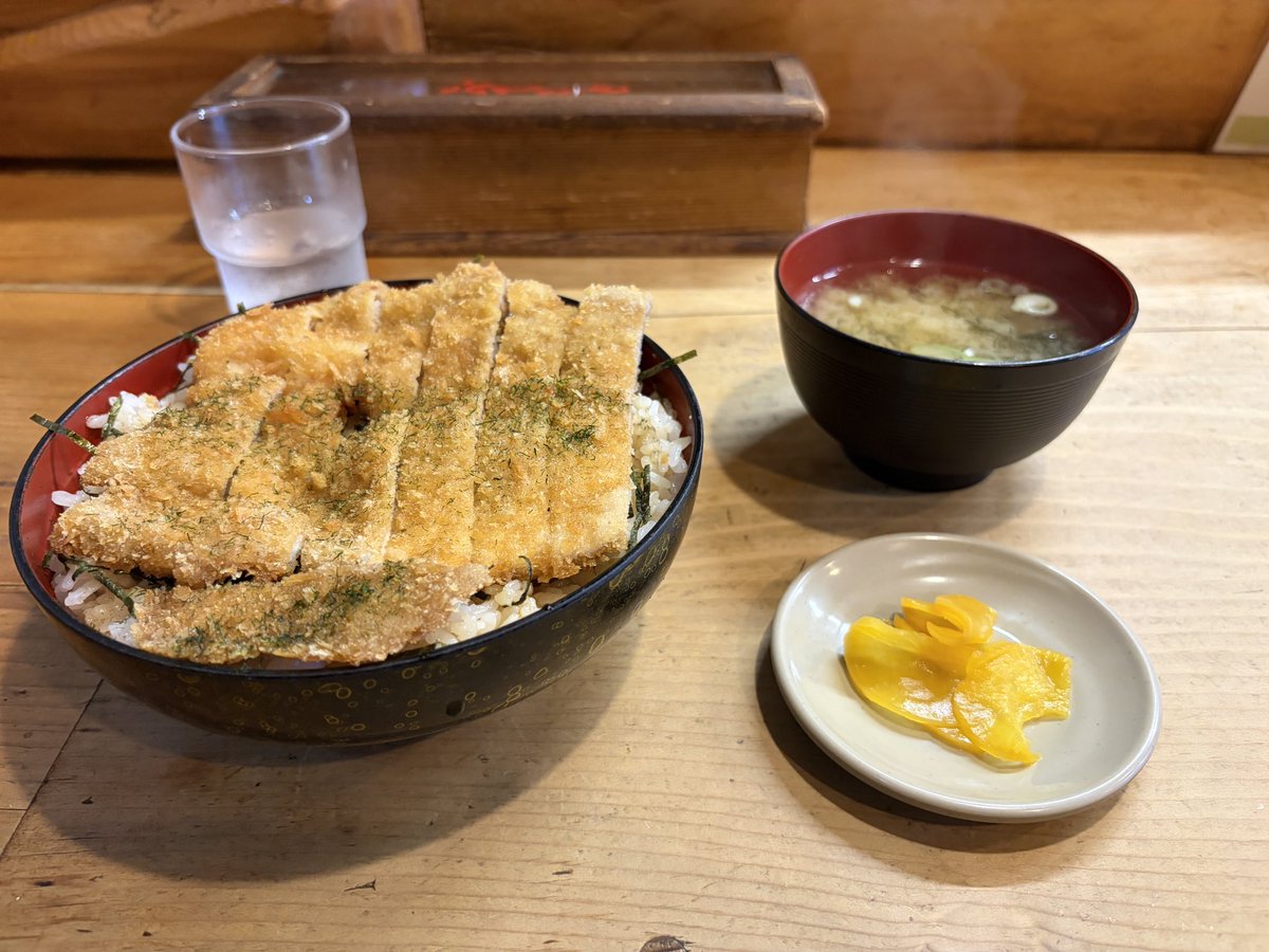 subaruru_dq10's tweet photo. 北海道のご飯で感動した物

浦河のかど天のかつ飯　めっちゃアッサリでペロリ

新冠のベンチタイム　焼きカレー
チーズと卵が入

静内のスパイスタイガー　エゾ鹿のスープカレー　鹿肉がアッサリで驚き

新冠の寳龍ラーメン　行者ニンニクラーメン　思った程ニンニク味は無く美味しい https://t.co/SsI6lgdorH