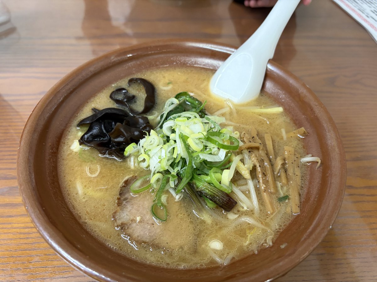 subaruru_dq10's tweet photo. 北海道のご飯で感動した物

浦河のかど天のかつ飯　めっちゃアッサリでペロリ

新冠のベンチタイム　焼きカレー
チーズと卵が入

静内のスパイスタイガー　エゾ鹿のスープカレー　鹿肉がアッサリで驚き

新冠の寳龍ラーメン　行者ニンニクラーメン　思った程ニンニク味は無く美味しい https://t.co/SsI6lgdorH