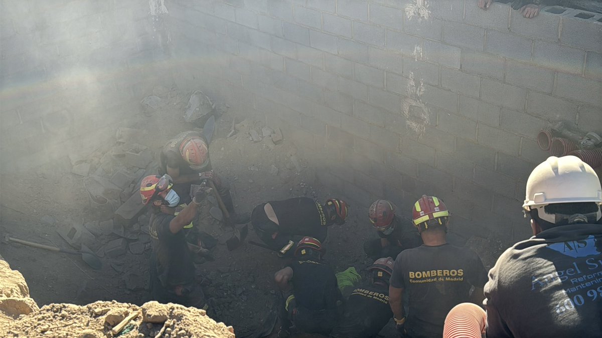 112cmadrid's tweet photo. Accidente laboral en 

📍Alcobendas. 

Un trabajador de 30 años ha fallecido tras desplomarse un muro en un vaciado de obra de un chalet. 

Estaban haciendo un hueco para meter un transformador. 7 dotaciones de los #BomberosCM han estado trabajando para su rescate. 

Cuando han accedido, al mismo un médico del #SUMMA112 ha confirmado su fallecimiento. De la investigación se encarga @Alcobendas_Poli 

También han intervenido @policia y #SEMURA