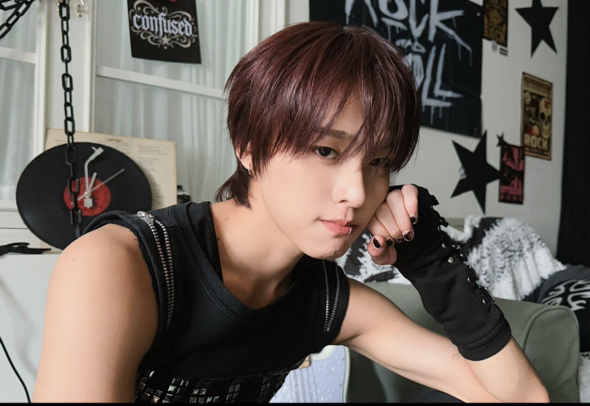 xeunghannn's tweet photo. RIKU WITH LIP PIERCING RIKU WITH EYEBROW PIERCING RIKU WITH BLACK NAIL POLISH SAVE ME SAVE ME SAVE ME https://t.co/ytyLEXtL9f