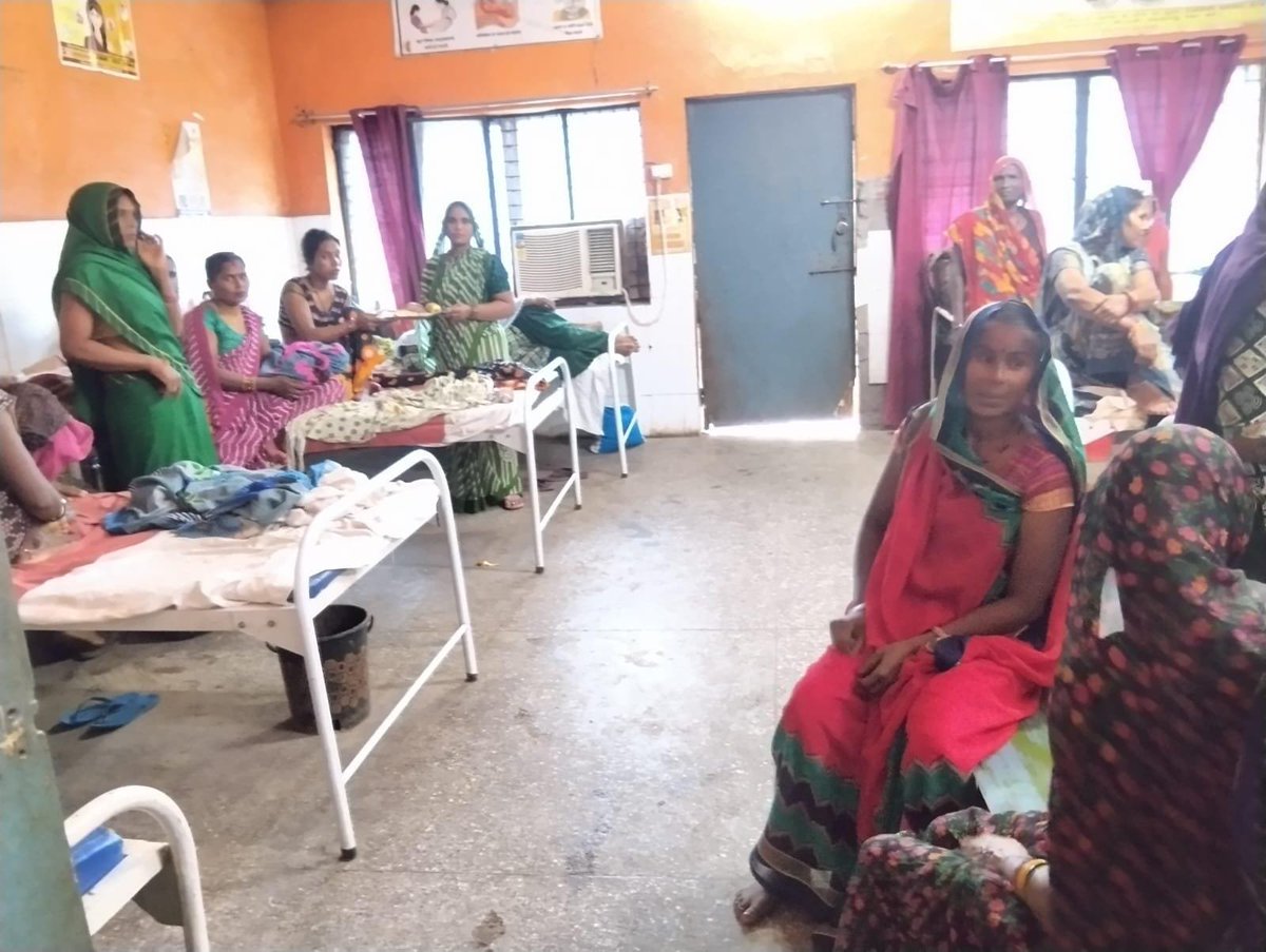 ChitrakootDm's tweet photo. सामुदायिक स्वास्थ्य केंद्र, पहाड़ी में जननी शिशु सुरक्षा कार्यक्रम के अंतर्गत स्वयं सहायता समूह द्वारा प्रसूताओं को पौष्टिक एवं गुणवत्तापूर्ण भोजन उपलब्ध कराया जा रहा है।
#Chitrakoot #JananiShishuSuraksha #MaternalHealth #WomenHealth #PublicHealth #NHM #UttarPradesh https://t.co/xKKSVbX8an