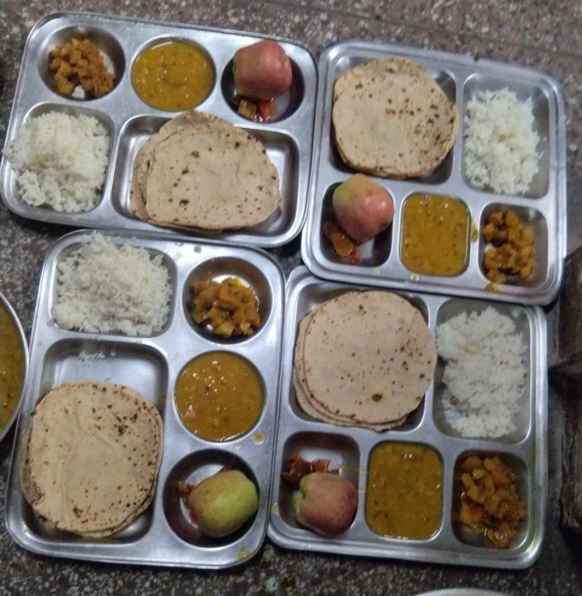 ChitrakootDm's tweet photo. सामुदायिक स्वास्थ्य केंद्र, पहाड़ी में जननी शिशु सुरक्षा कार्यक्रम के अंतर्गत स्वयं सहायता समूह द्वारा प्रसूताओं को पौष्टिक एवं गुणवत्तापूर्ण भोजन उपलब्ध कराया जा रहा है।
#Chitrakoot #JananiShishuSuraksha #MaternalHealth #WomenHealth #PublicHealth #NHM #UttarPradesh https://t.co/xKKSVbX8an