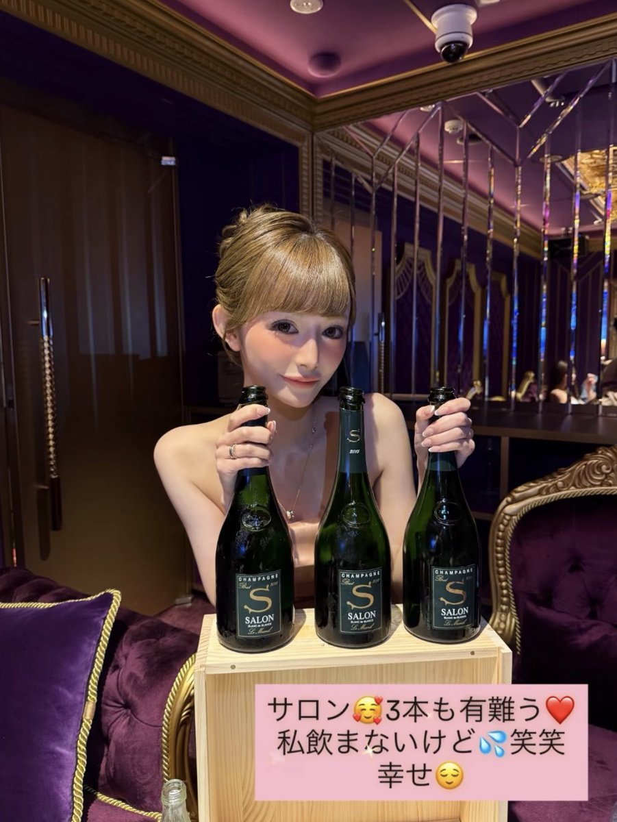 ookido400's tweet photo. 最近六本木にこういう雰囲気の子が増えてて恐ろしい。
バロンすごいことになってる。

本人飲まないのにシャンパンおろす客も凄いけど🥂 https://t.co/D3TCQBJUfs