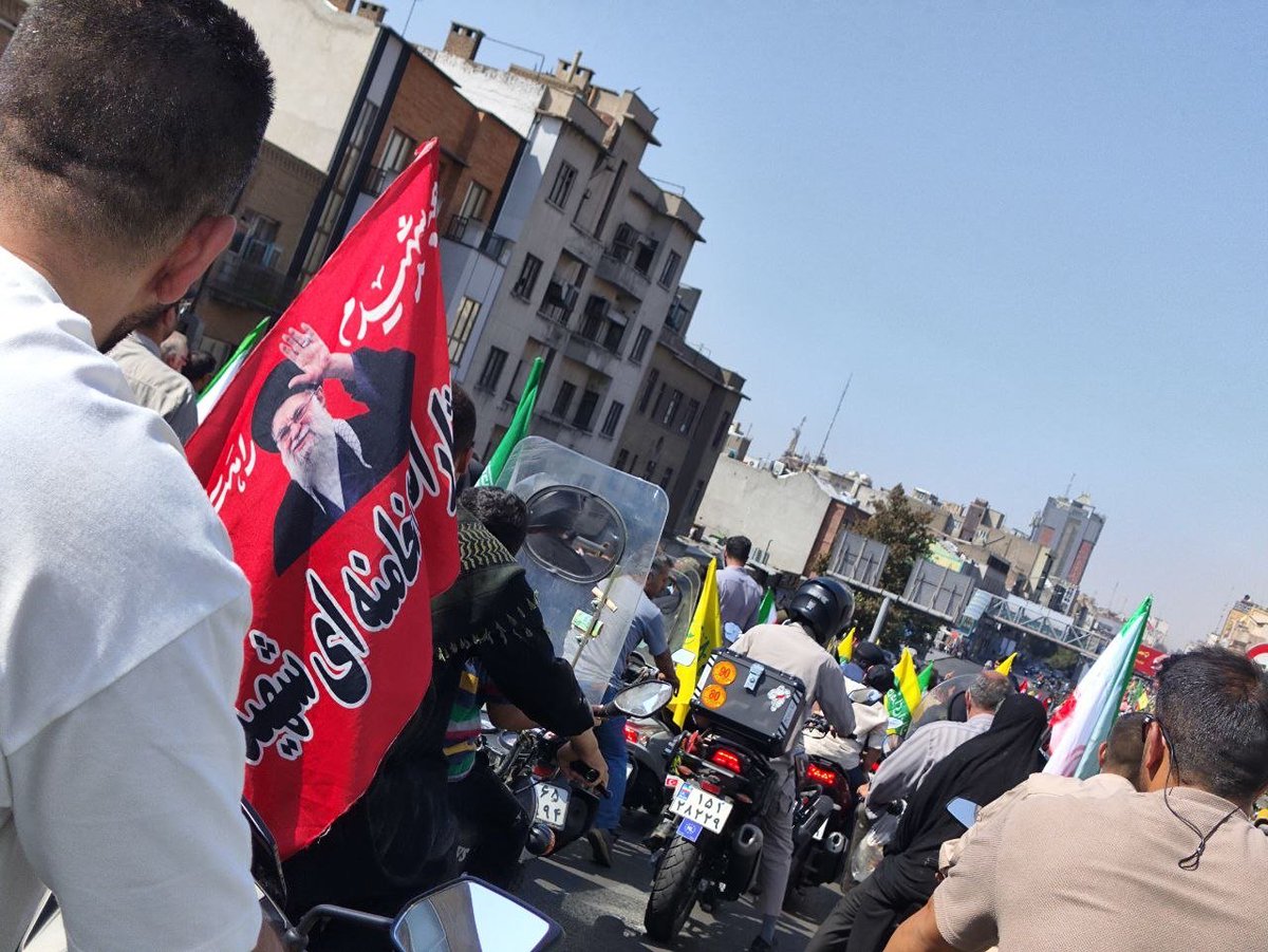 f0n2nx's tweet photo. غرش موتورها، پرچم‌های برافراشته و خیابان‌هایی که امروز رنگ‌وبوی دیگری داشتند؛ ر��ایت تصویری رژه ۴۰ هزار موتور 

#رزمایش_40هزار_موتورسوار_جانفدا https://t.co/gXMDXcafXy