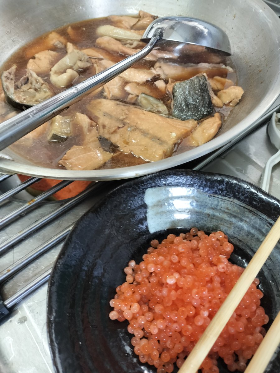 to_mo_youkey's tweet photo. どうも、みんなさま(訳:拝啓 各位様)。
こちら宮城は一足先に秋の訪れを感じましたこと、謹んで申し上げます✨️
はらこ飯食って欲しいから「宮城には秋に来い」と言い続けている感もある笑
けーぐ。

 #めしてろ
 #季節 https://t.co/IYBlLNbBrj