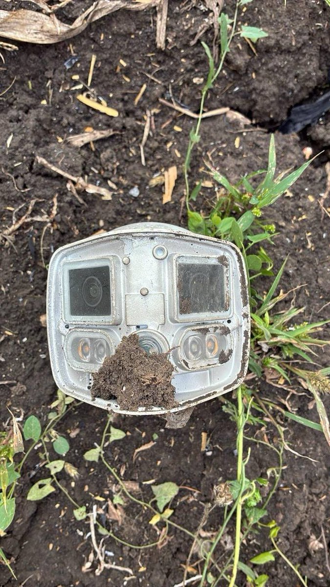 Mariusucqg's tweet photo. 🇲🇩 Mai multe drone au încălcat astăzi spațiul aerian al Republicii Moldova în timpul atacului rusesc asupra Ucrainei.

O dronă a explodat lângă Camenca, iar alta s-a prăbușit în Cernița, raionul Florești. Poliția a recuperat fragmente.

#Moldova #Ucraina #Rusia #Drone https://t.co/2MLF4Z3loG