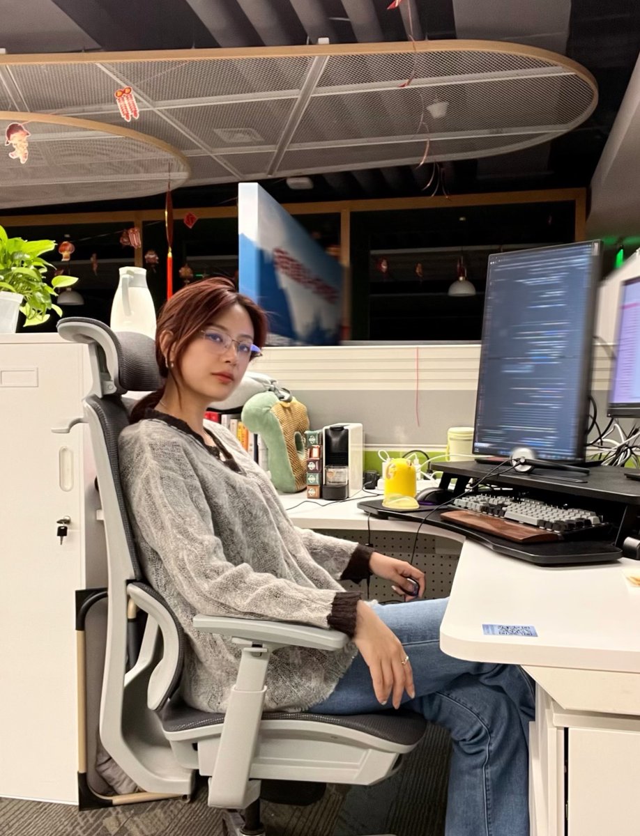 dielanoRdinG's tweet photo. 这真是个狠人啊

还在读本科的量化方向学生，十天自己搭出一套多智能体推演框架，扔到GitHub上直接火了。早期就冲到1.3万星，后来一路涨，还拿到大约400万美元量级的融资。

这东西叫MiroFish。说白了，就是先搭一个虚拟世界，再往里塞几千个有独立人格、记忆和行为逻辑的AI小人。

他们会聊天、站队、吵架、博弈。你丢进去的可以是政策、新闻、财报，也可以是半截小说。

系统会推演人群怎么反应、各方怎么吵、事情最后怎么收场。

创始人郭航江，2025年底还在读本科，主要靠大模型辅助写代码。开源出圈后，盛大投了3000万人民币，他随后退学带团队继续做。

常见玩法就三种：金融，把财报和资讯丢进去，模拟市场恐慌和价格波动；公关，公告先跑一遍推演，找潜在负面风险，改完再发；娱乐，扔一个没写完的故事，让AI把结局演出来。

部署也不难，Docker一键拉起，主流大模型接口都能接。

你甚至可以拿它推演“马斯克发狗狗币2.0”：看机构、自媒体、散户分别会怎么动，还能导出视频，零资金风险感受一波情绪传导。

网上已经有人把它接到实盘上。有交易者用MiroFish复盘历史行情后，在Polymarket上做SPX500相关市场，账面上净赚超过35.7万美元。

交易者主页：https://t.co/7yngMXTZoZ
#Polymarket