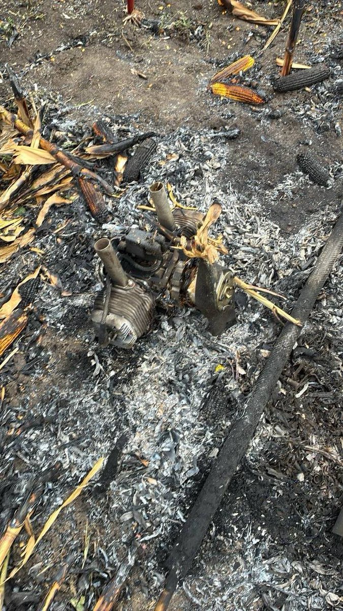 Mariusucqg's tweet photo. 🇲🇩 Mai multe drone au încălcat astăzi spațiul aerian al Republicii Moldova în timpul atacului rusesc asupra Ucrainei.

O dronă a explodat lângă Camenca, iar alta s-a prăbușit în Cernița, raionul Florești. Poliția a recuperat fragmente.

#Moldova #Ucraina #Rusia #Drone https://t.co/2MLF4Z3loG