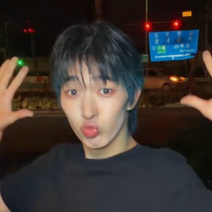 4hahyu's tweet photo. IS MOYAS HAIR BLUE?? WTF?? https://t.co/tepp86BzjU