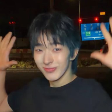 4hahyu's tweet photo. IS MOYAS HAIR BLUE?? WTF?? https://t.co/tepp86BzjU