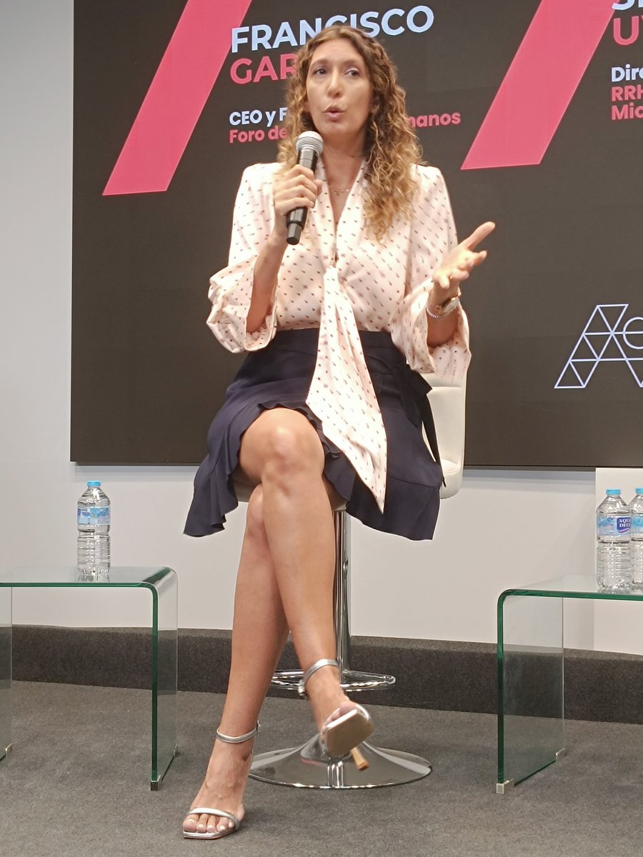 ForoRRHH's tweet photo. 🔴 #COMUNICARH
La #Comunicación como impulsor del cambio
👤 Silvina Uviz D'Agostino - Directora de RRHH de España y Portugal de @MicrosoftES y Portugal
🎙️ “No solamente es lo que uno dice. Es muy importante sostener el discurso con el comportamiento”.
#RRHH https://t.co/cjVzTdqcxc