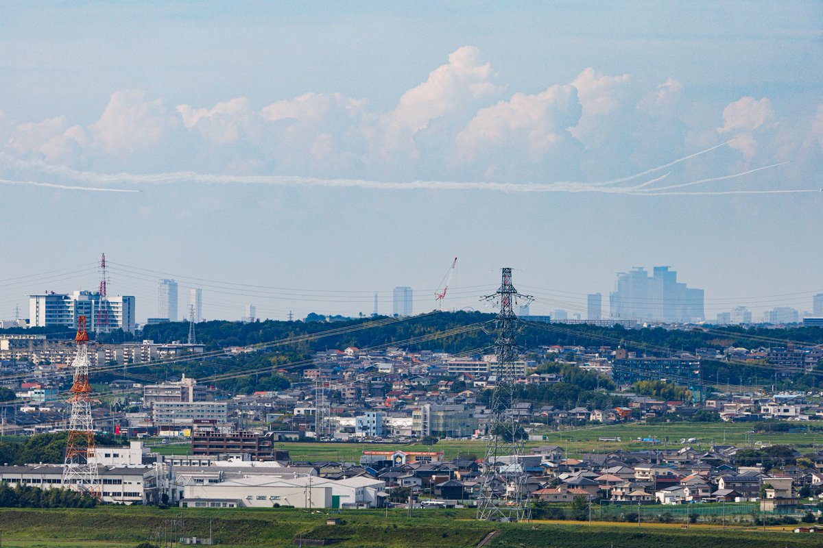 worldtrip0714's tweet photo. 「スモッグ」の言葉を頼りに
20km離れた所からの「サンライズ」
遠くで見てもかっこいい!!
#ブルーインパルス
#アジア競技大会

2026.9.18 13:12 https://t.co/rc2Mq7vH7b