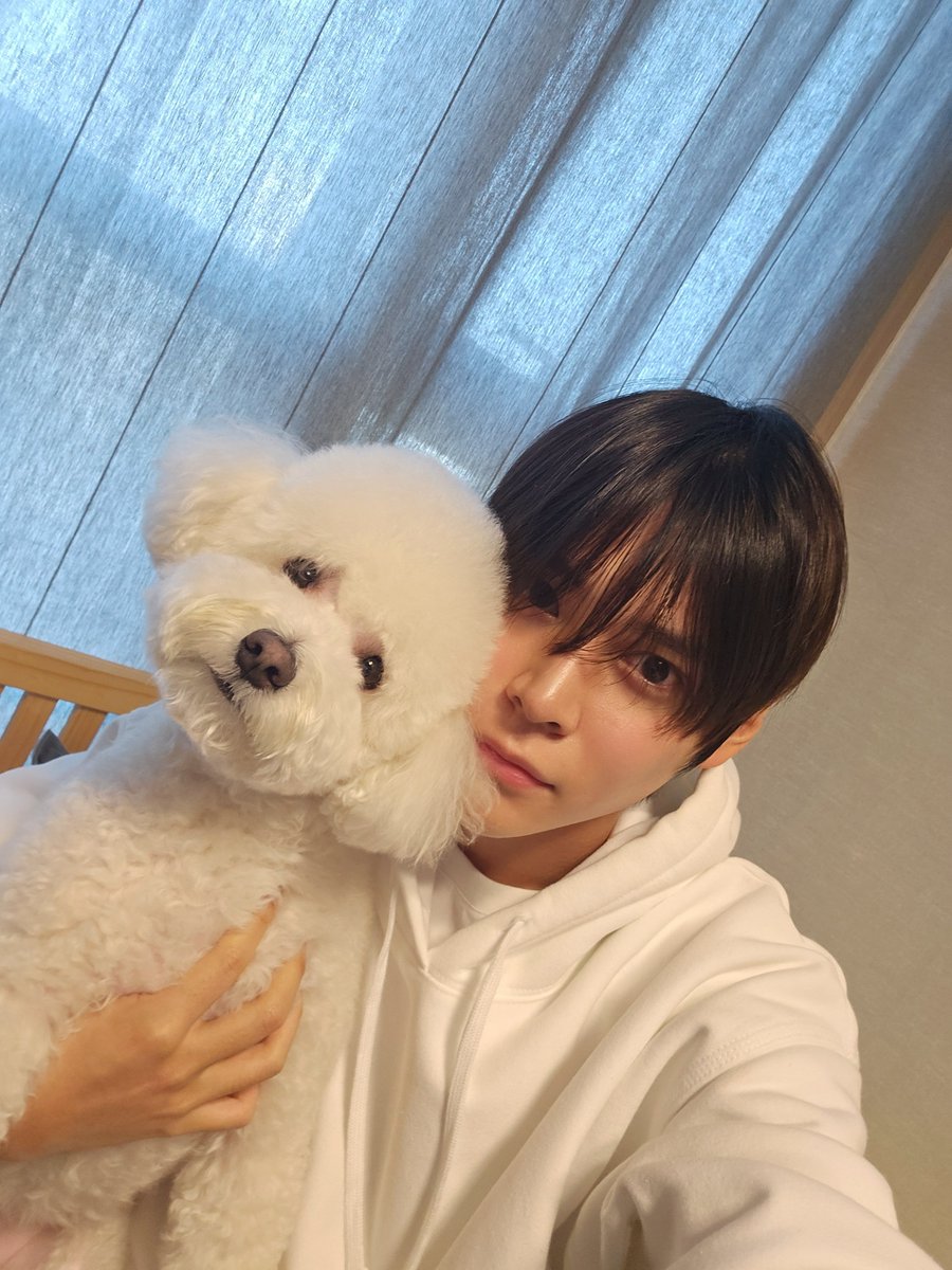 ndolbbin0319's tweet photo. 올해 이 투샷 못보나아 ㅠ ㅠ https://t.co/o58QX61pmF