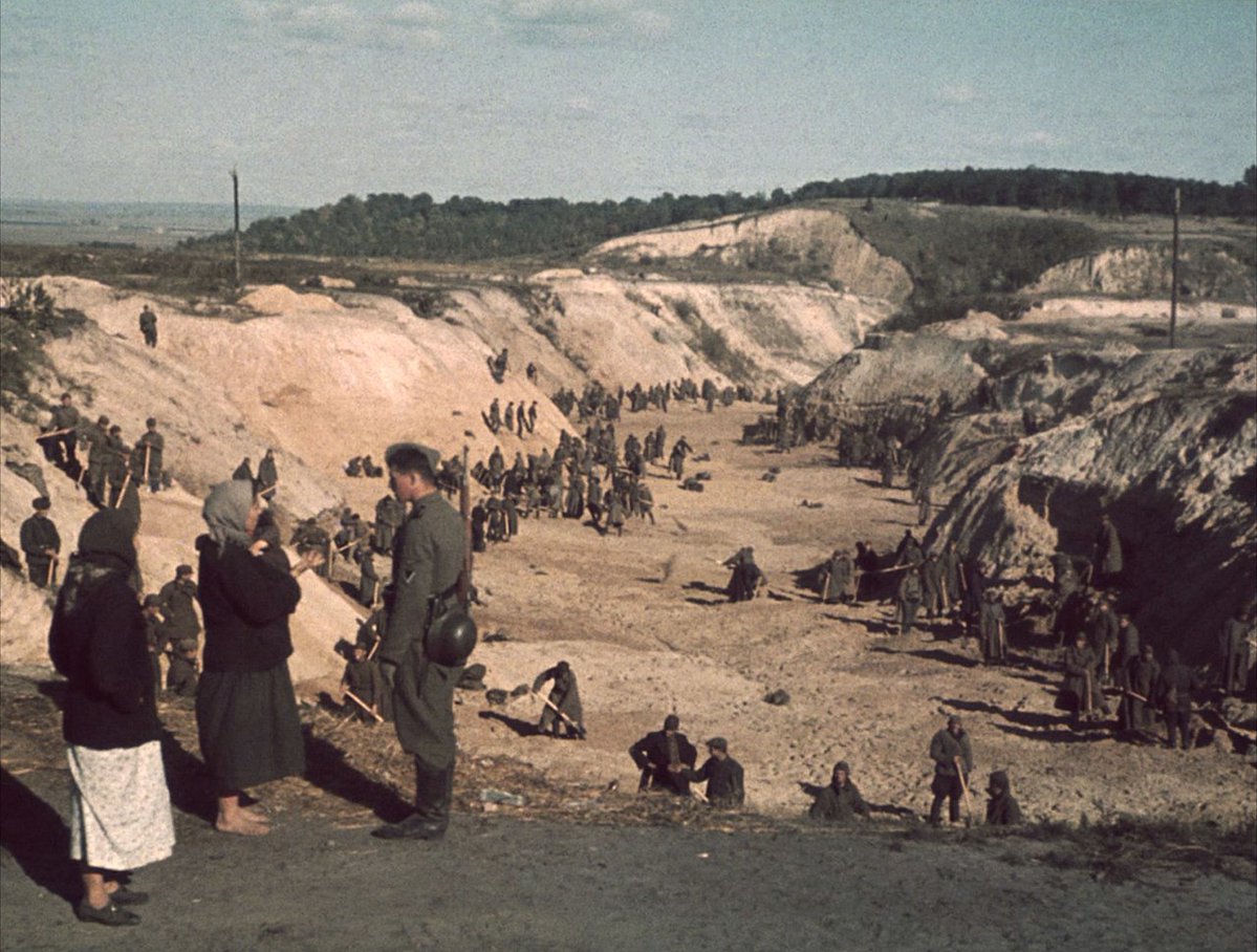 MajdanekMuseum's tweet photo. 29-30.09.1941| Members of the Einsatzkommando 4a (Einsatzgruppe C) and the German policemen murdered nearly 34,000 Jews in the Babi Yar ravine near Kiev. #Holocaust by bullets https://t.co/2XgDpmgfSm