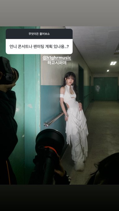 A behind-the-scenes photo of a photoshoot with a woman in a white dress, with a Korean text overlay asking about convenient plans in school corridors.