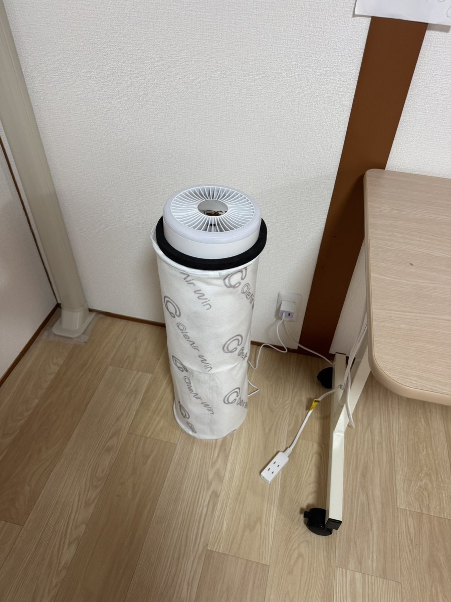 john_honjovi's tweet photo. 今日は八代市の民間の支援施設にて組立式空気清浄機クレアウィンタワーとエアコンへのクレアウィンフィルターを取り付け。
ゆっくりじっくりとはいかないまでも、フィルターの良さを説明できた。
利用者さんたちが過ごす場所以外の事務所などにはスタッフさんが自分で取り付けたいということで、前回能登でできた端切れをお渡ししてきた。
ボックスにも興味津々だったので後日お送りしてスタッフさん達で組み立ててみるかどうかを明日相談しに伺う。
自らも被災しながら物資を集めて配りまくる姿に心を打たれながらも、政府や行政の支援の行き届かなさに憤る。
#熊本地震
#支援を絶やすな