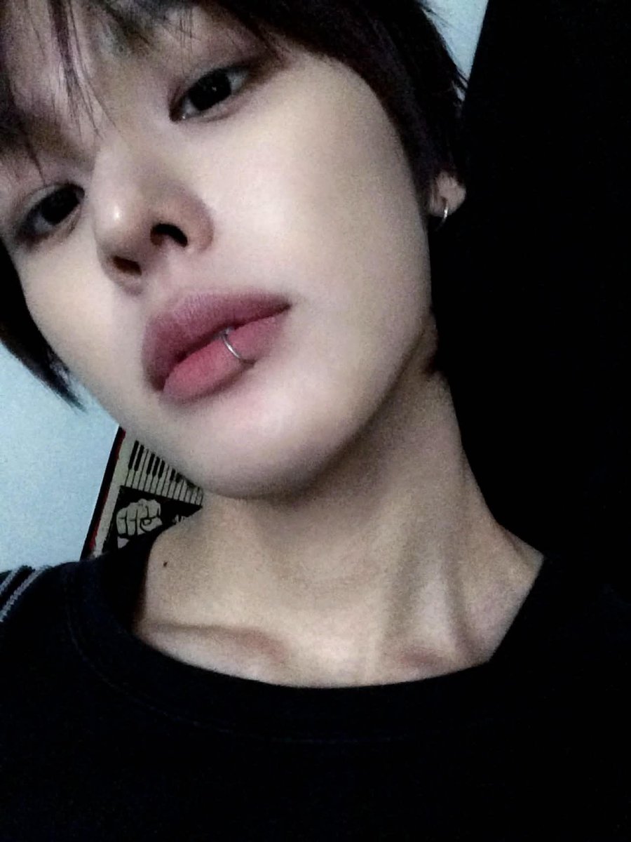 ohmysi0n's tweet photo. i know a lot of ppl love wish’s cute concepts but HELLO??? does nobody wanna see them serve THIS kind of swag??? THIS COOL??? THIS BADDIE??? 😭 https://t.co/0g5mF2jCVm
